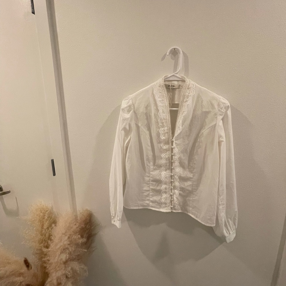 WHITE SIMPLE RETRO PEARL DETAILED BLOUSE: